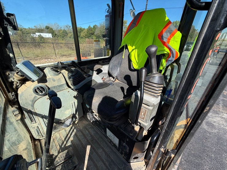 2018-caterpillar-305.5e2-image-23