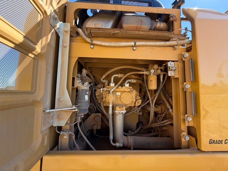 2016-caterpillar-323fl-image-19