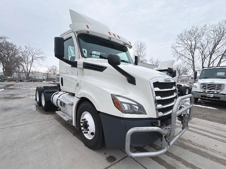 2019-freightliner-cascadia-126-image-1