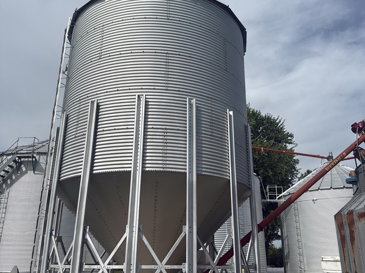 holding-tank-approximately-2800-bu,-unloading-auger,--seller-to-disconnect-power-to-bin,--buyer-responsible-for--removal-image-2