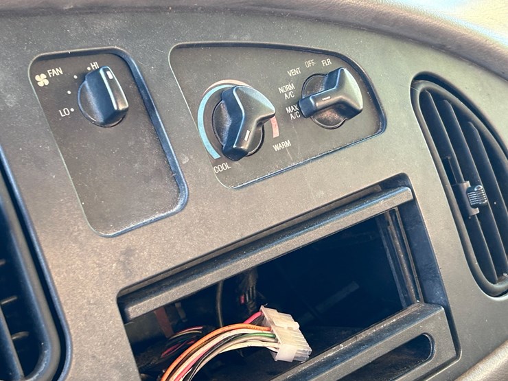 1999-ford-e250-image-26