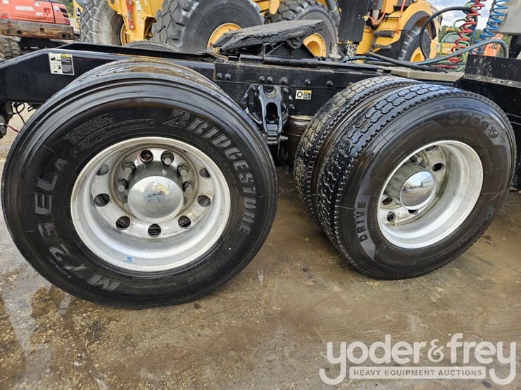 2019-peterbilt-579-image-8