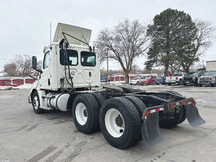 2019-freightliner-cascadia-126-image-2