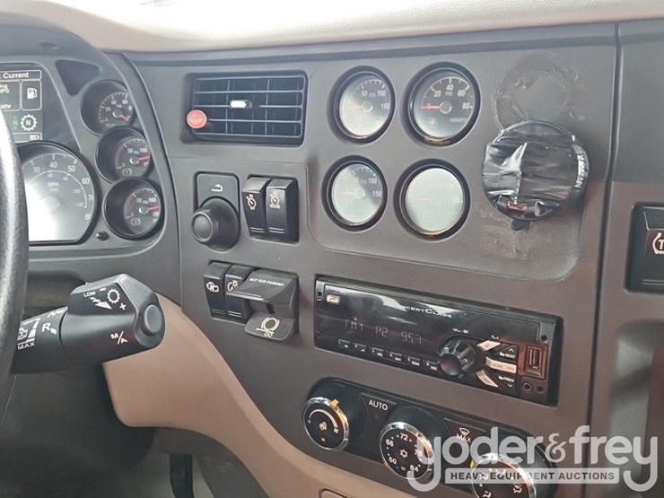 2019-peterbilt-579-image-32