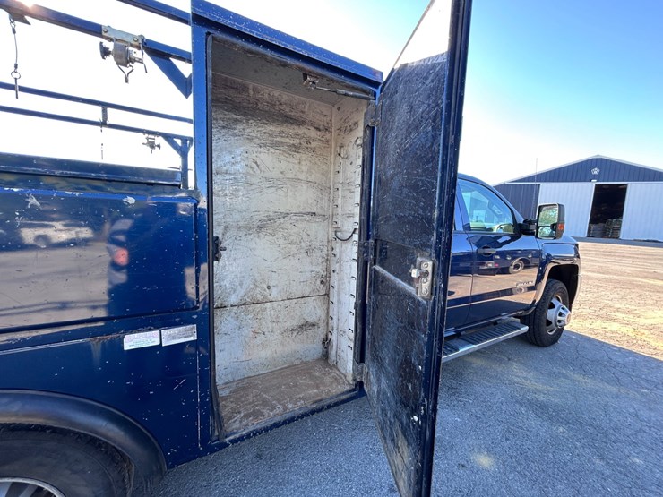 2016-chevrolet-3500-image-21