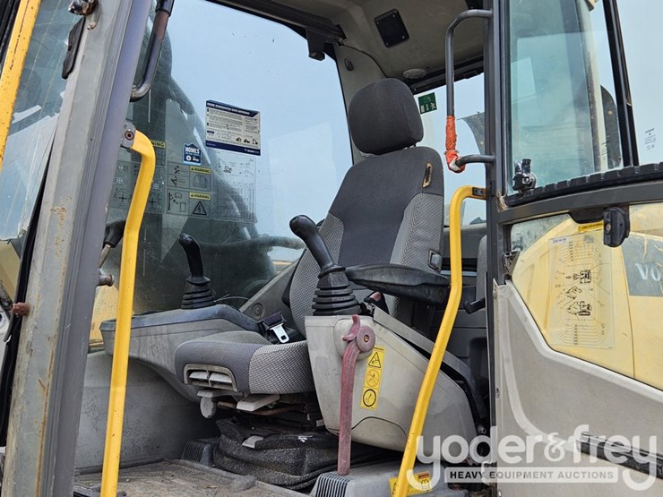 2013-volvo-ec220dl-image-30