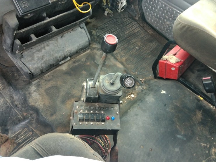 2001-freightliner-fl80-image-15