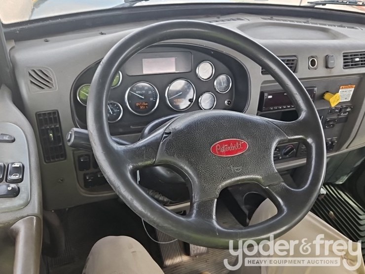 2017-peterbilt-348-image-33