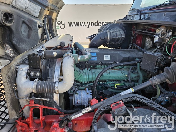 2015-volvo-vnl42t300-image-26