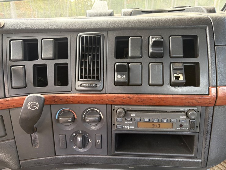 2004-volvo-10-image-16