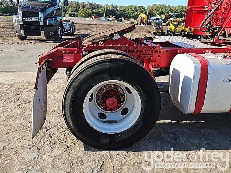 2015-volvo-vnl42t300-image-8