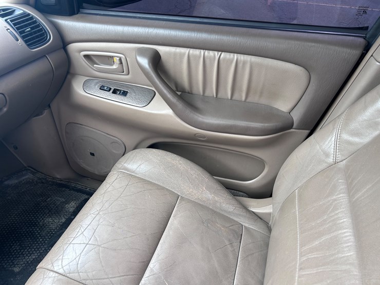2004-toyota-sequoia-limited-image-16