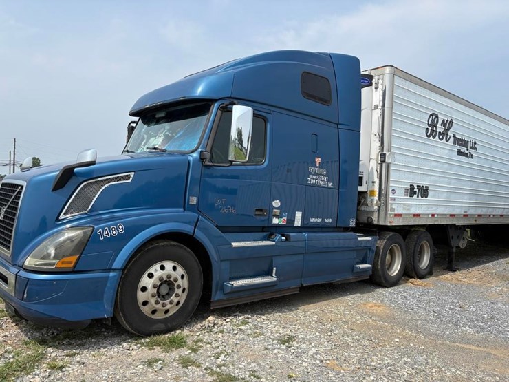 2016-volvo-d13-semi-truck-w/-enclosed-reefer-3000r-image-1
