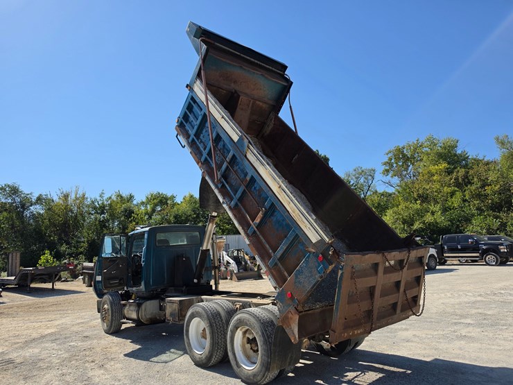 1996-ford-lt8000-image-23