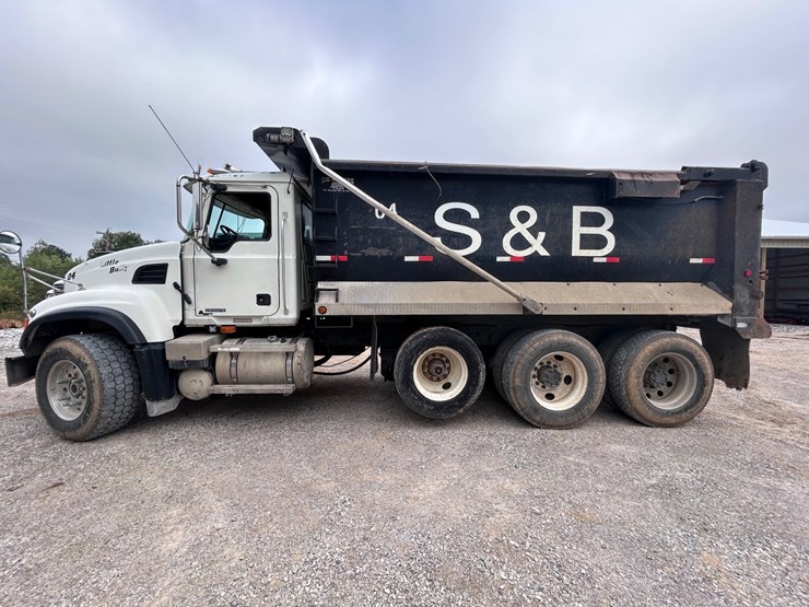 #34-•-2007-mack-granite-tri-axle-dump-truck-image-3