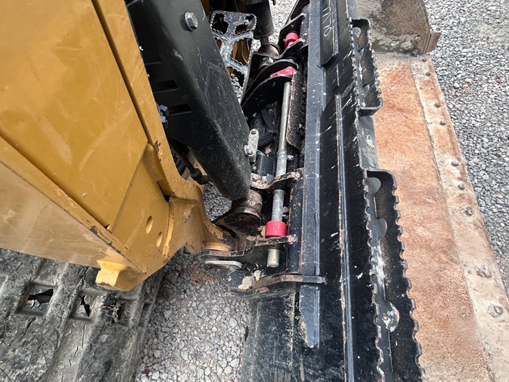 2025-caterpillar-255-image-35