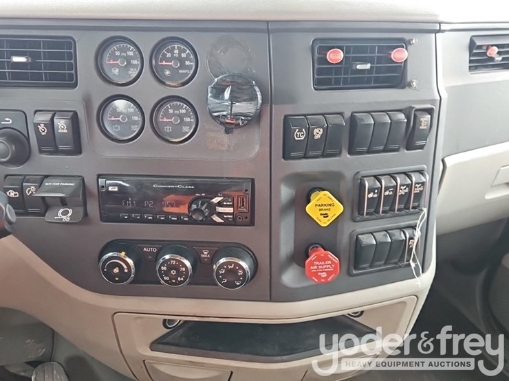2019-peterbilt-579-image-31