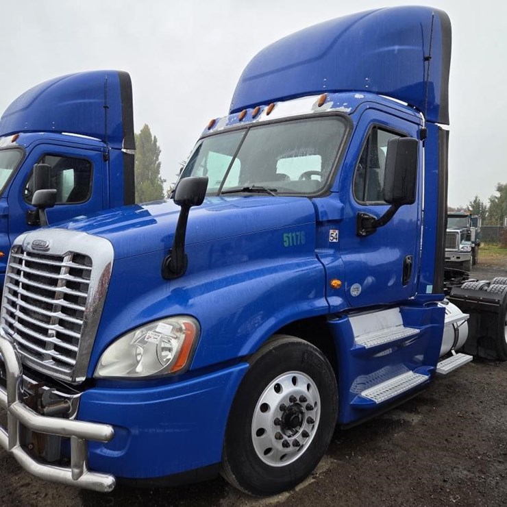 2017 Freightliner Cascadia 3-Axle Truck Tractor