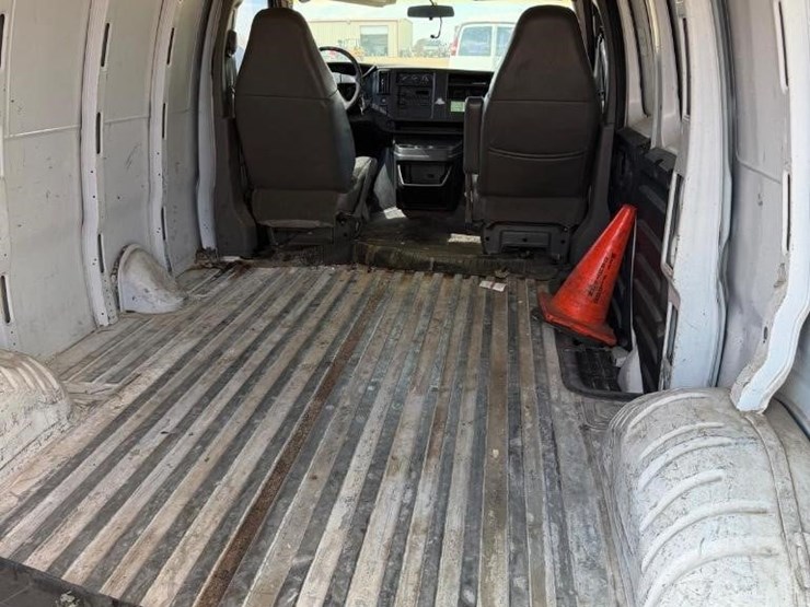 2004-gmc-savana-g1500-image-15