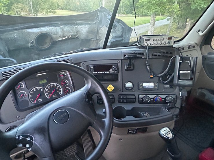 2015-freightliner-cascadia-113-image-39