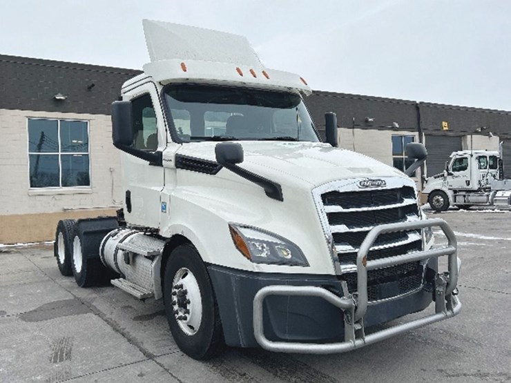 2019-freightliner-cascadia-126-image-1