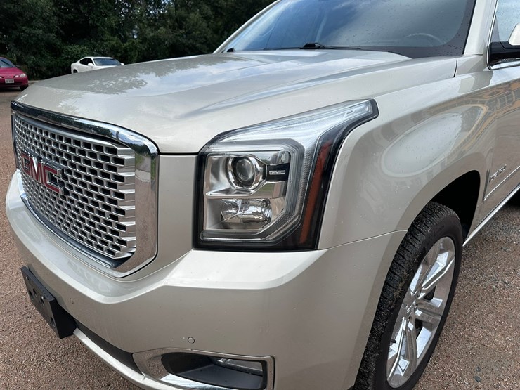2017-gmc-yukon-denali-image-12