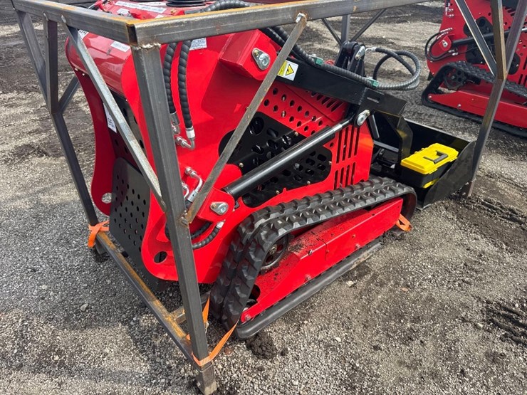 new-sd-lanch-co-mini-stand-on-skidloader-model-sdll60-image-7