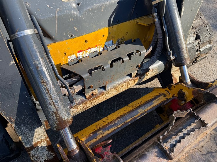 2021-deere-325g-image-12