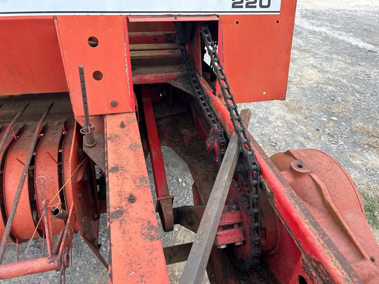 massey-ferguson-220-image-12