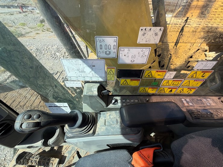 2016-caterpillar-323fl-image-43