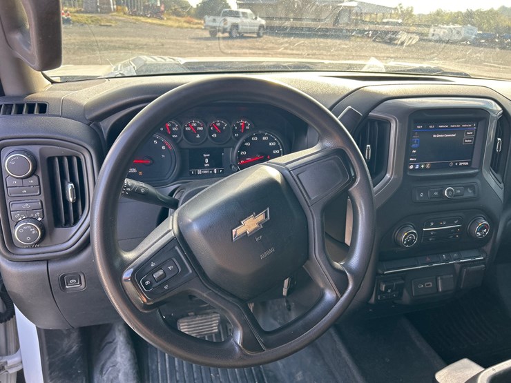 2021-chevrolet-3500-image-11