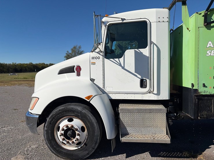 2008-kenworth-t300-image-3