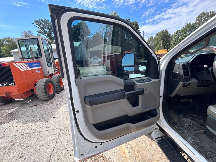 #69-•-2019-ford-super-duty-flatbed-truck-image-27