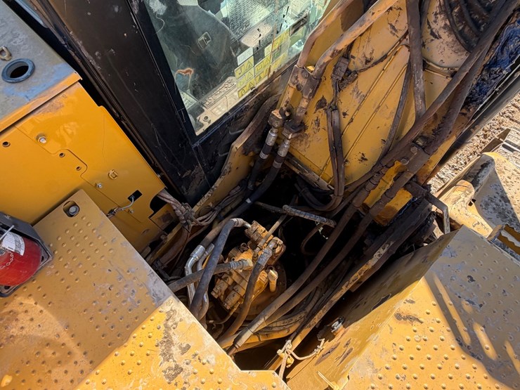 2016-caterpillar-323fl-image-28