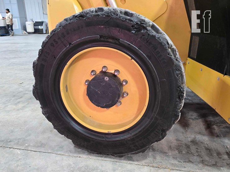 2018-caterpillar-tl943d-image-24