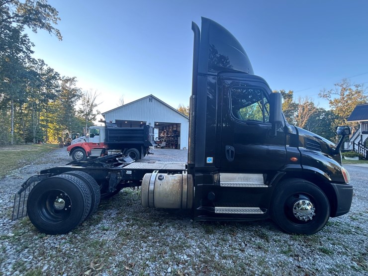 2016-freightliner-cascadia-113-image-9