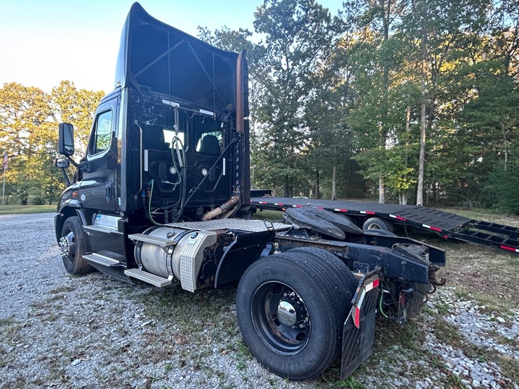 2016-freightliner-cascadia-113-image-5