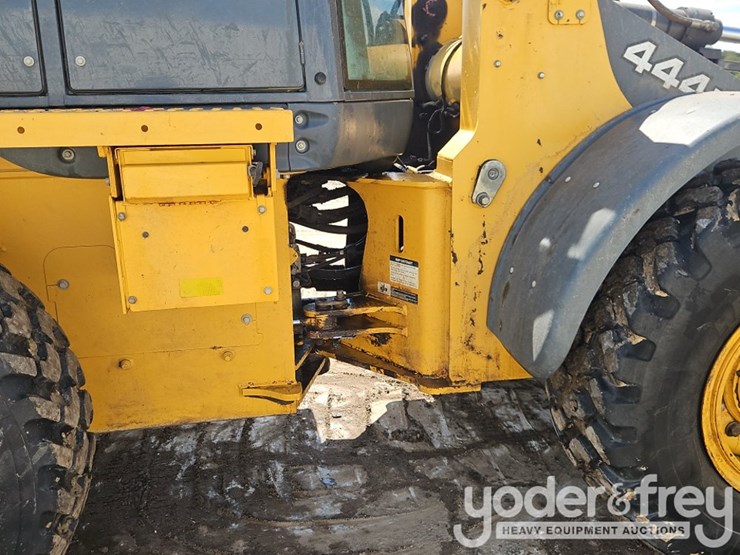 2019-deere-444k-image-10
