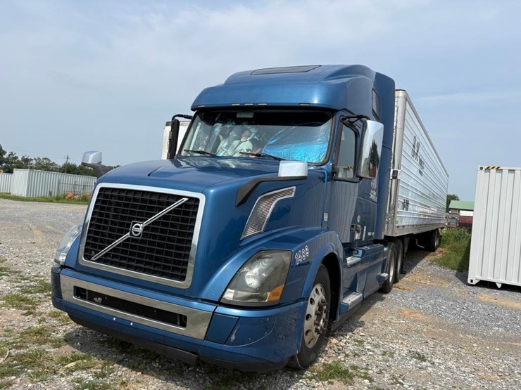2016-volvo-d13-semi-truck-w/-enclosed-reefer-3000r-image-3