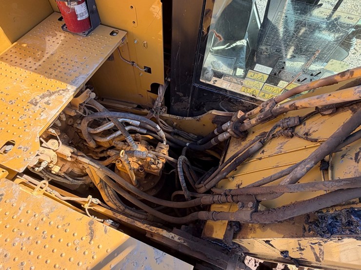 2016-caterpillar-323fl-image-26