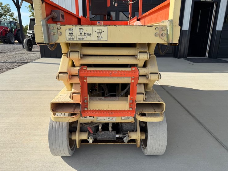 2001-jlg-2032e2-image-4