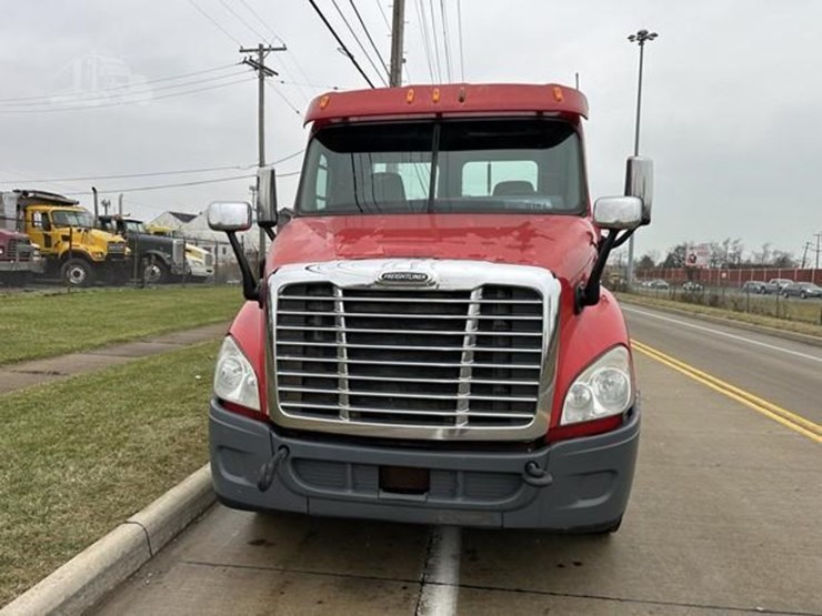 2013-freightliner-cascadia-113-image-2