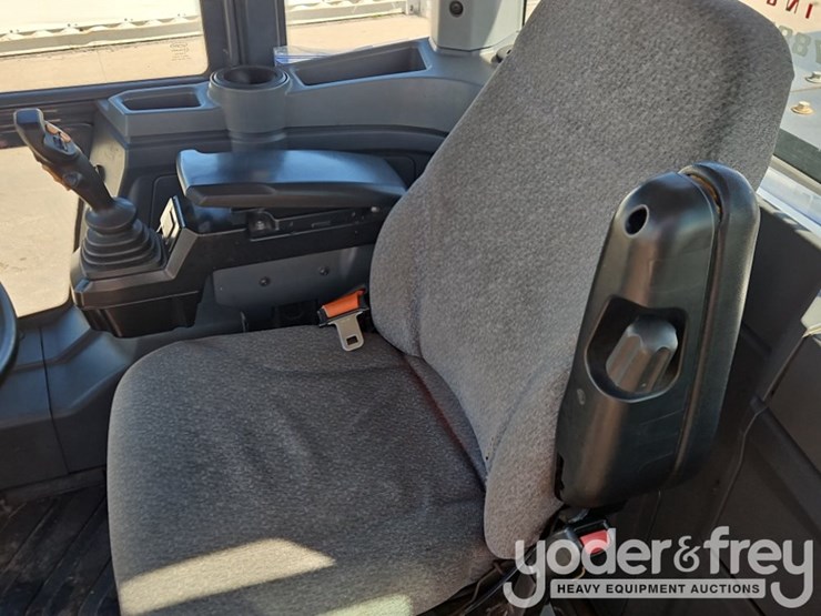 2019-deere-624l-image-24