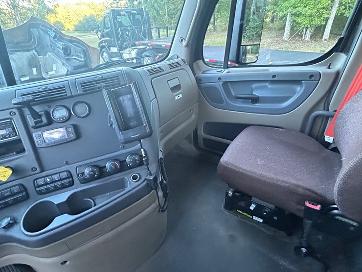2016-freightliner-cascadia-113-image-37