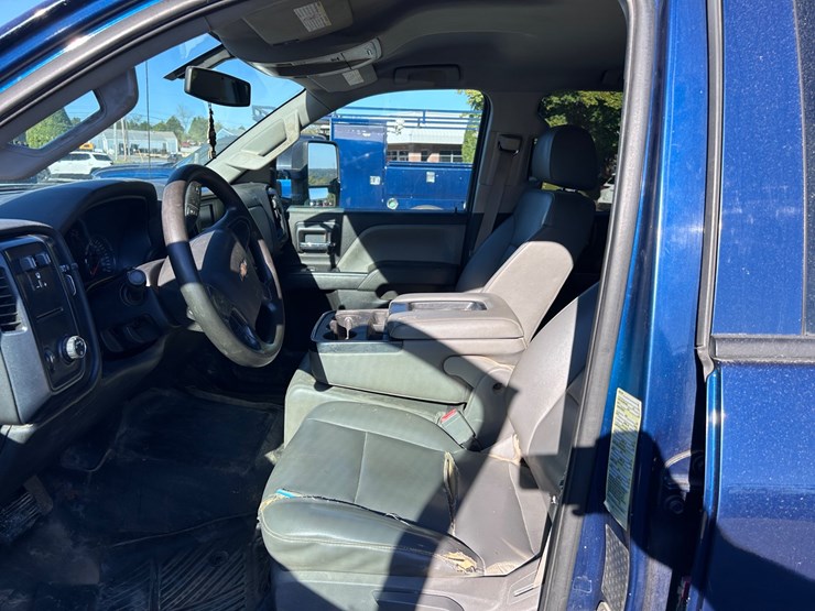 2016-chevrolet-3500-image-35