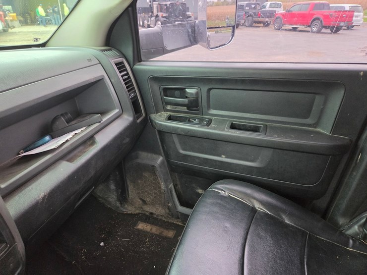 2015-dodge-3500-image-28