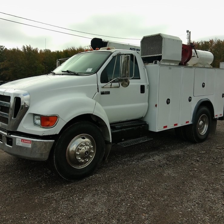 2004 FORD F650