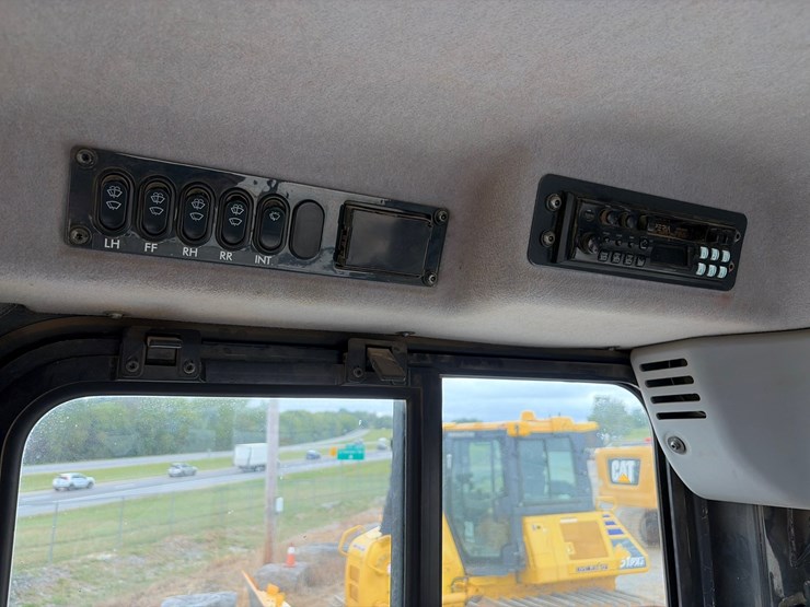 2014-komatsu-d51pxi-22-image-21