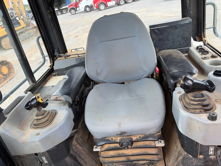 2014-komatsu-d51pxi-22-image-19