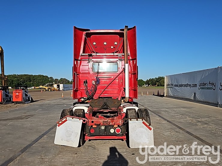 2015-volvo-vnl42t300-image-15